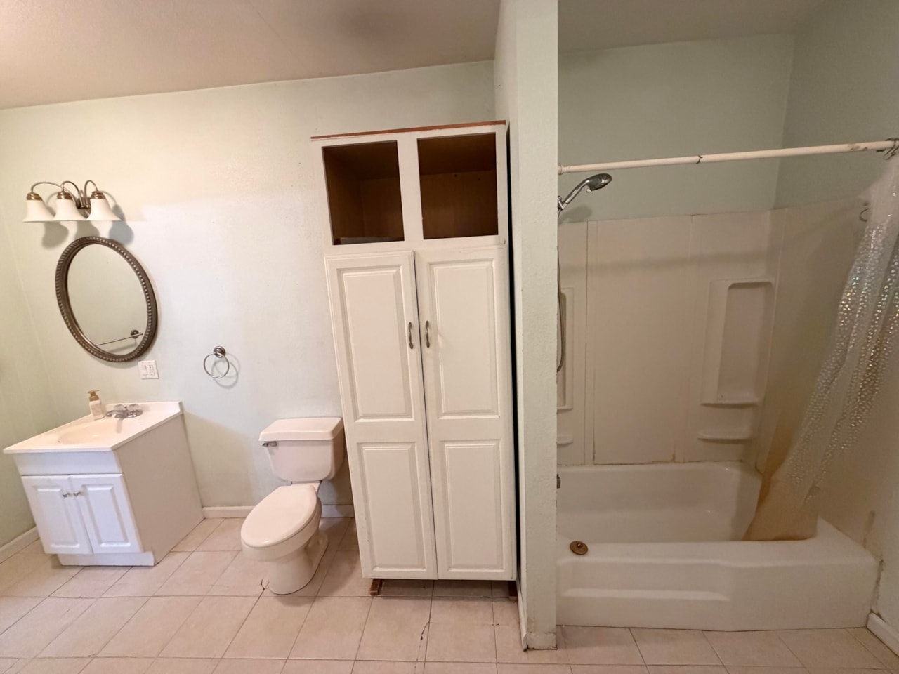 Bathtub and bathroom storage